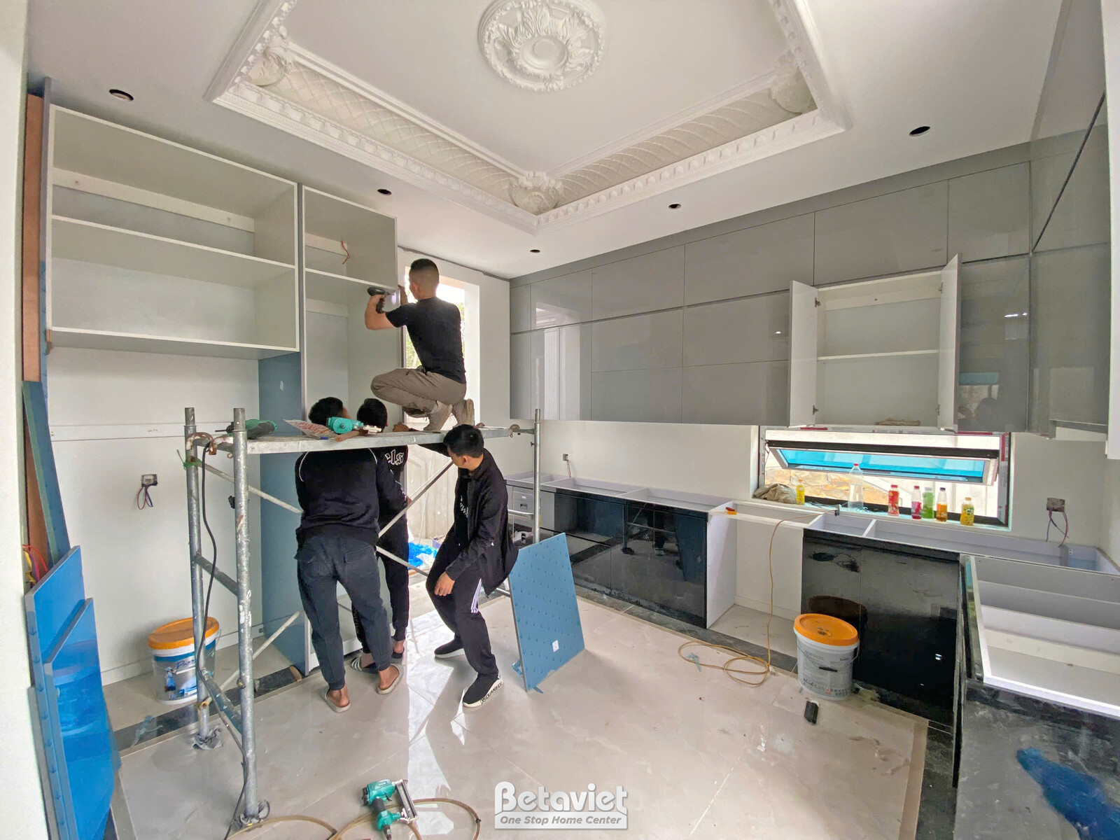 Thi công biệt thự 2 tầng tân cổ điển TC23134, giai đoạn lắp đặt hoàn thiện – phòng bếp và phòng ăn