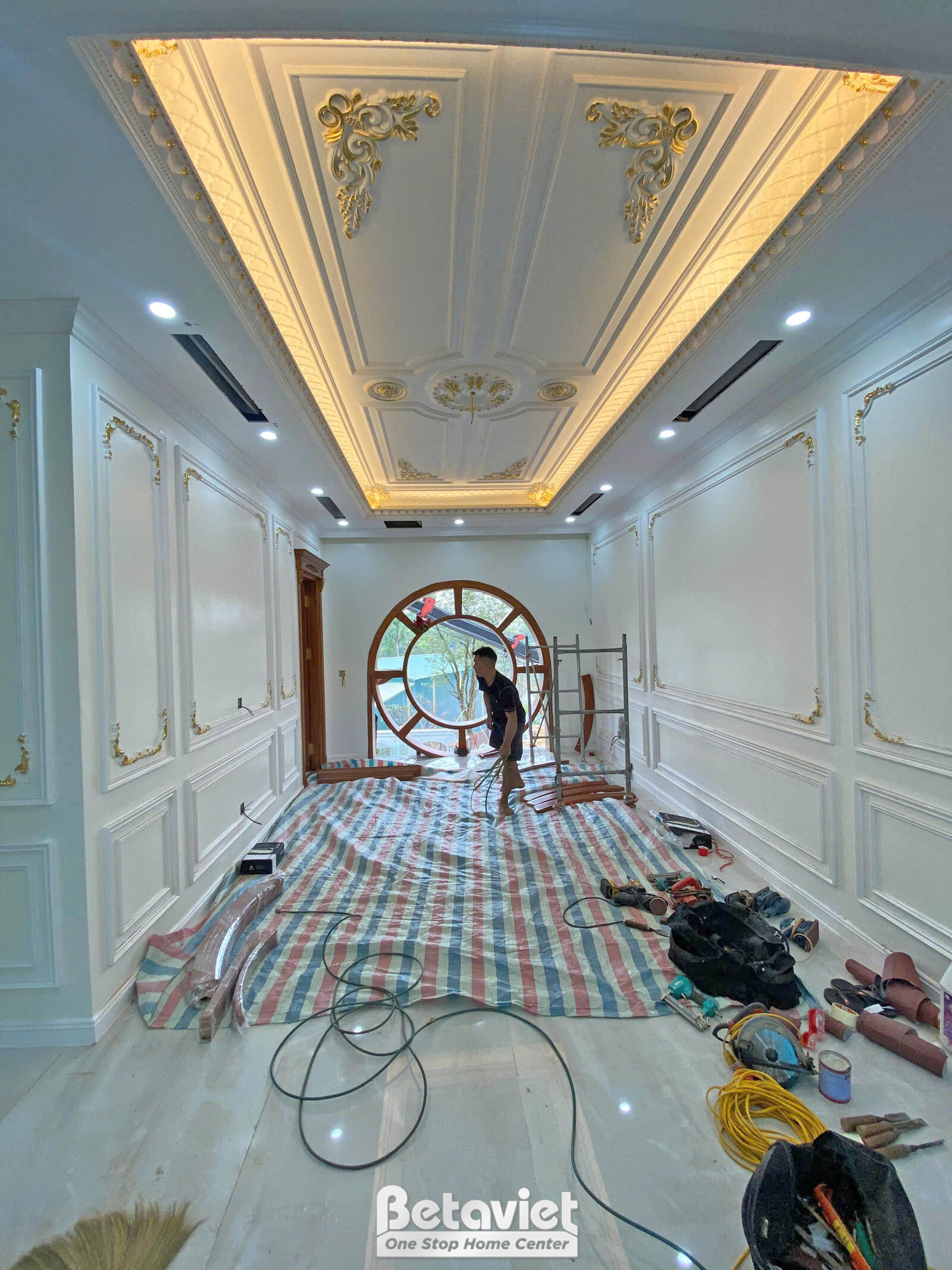 Thi công biệt thự 2 tầng tân cổ điển TC23134, giai đoạn lắp đặt hoàn thiện – hành lang
