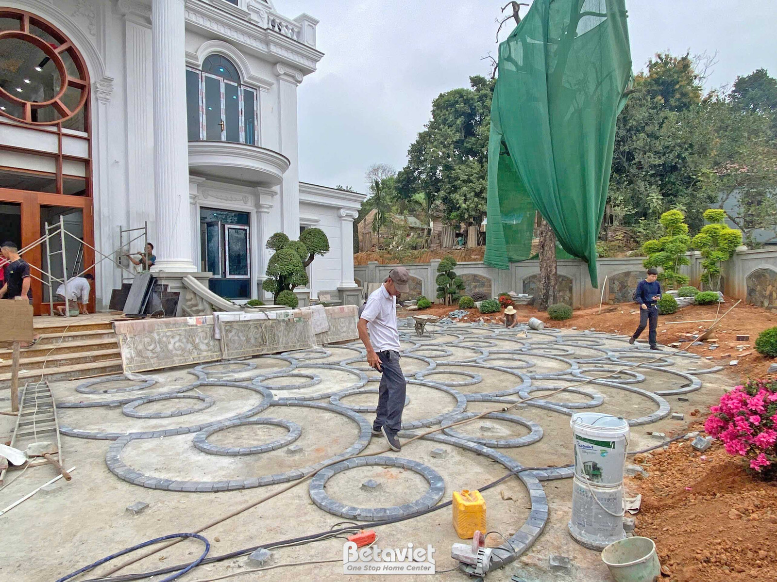 Thi công biệt thự 2 tầng tân cổ điển TC23134, giai đoạn thi công phần thô – sân vườn