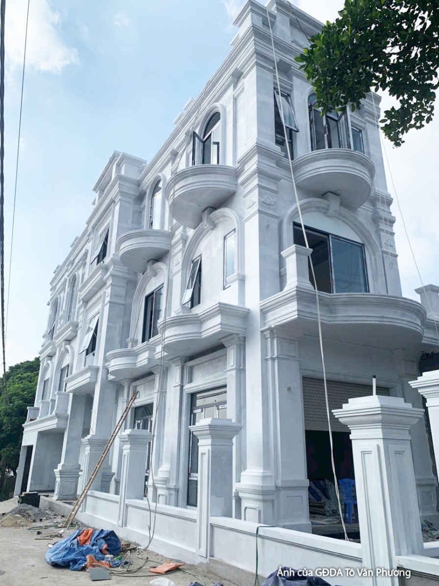 Toàn cảnh mặt tiền nhà phố 3 tầng đã hoàn thiện, nổi bật với phong cách tân cổ điển sang trọng. Sắc trắng chủ đạo kết hợp…