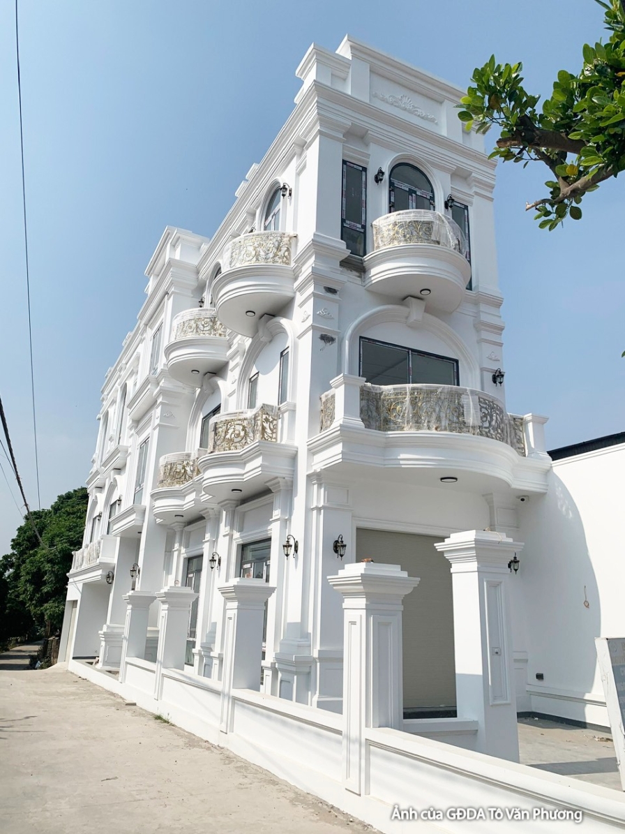 Góc nhìn toàn diện mặt tiền nhà phố 3 tầng đã hoàn thành, thể hiện rõ nét kiến trúc tân cổ điển đẳng cấp. Ngôi nhà sơn trắ…