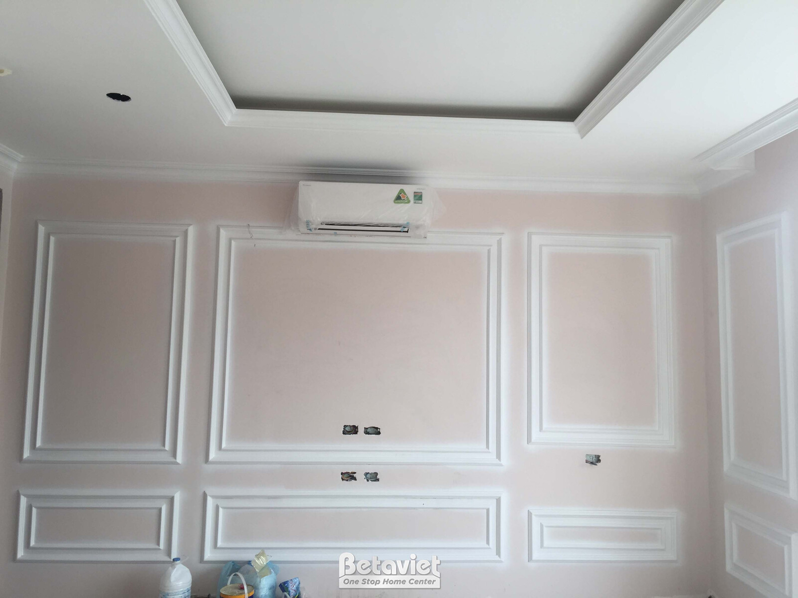 Không gian phòng ngủ đang trong quá trình thi công nội thất. Tường được sơn màu hồng nhạt và trang trí phào chỉ tân cổ điể…