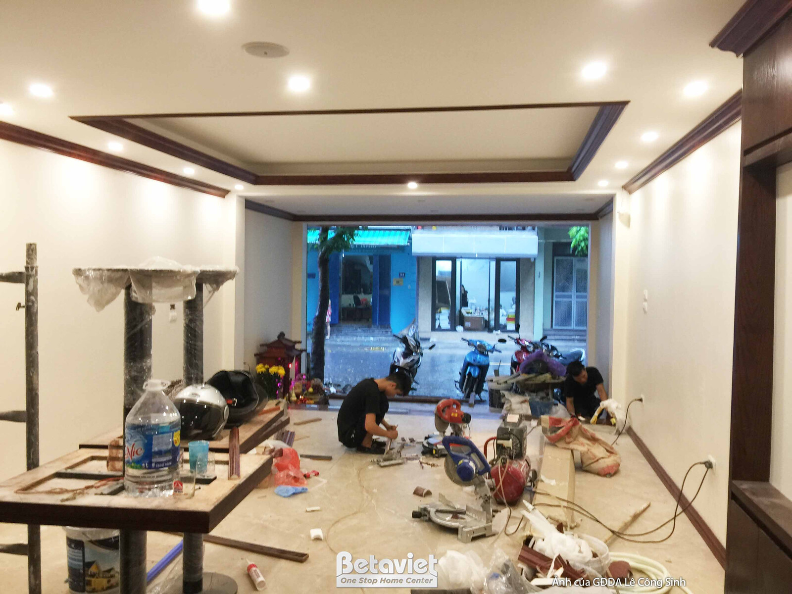 Không gian sảnh chính của spa nhìn ra mặt tiền, đang trong giai đoạn hoàn thiện. Bố cục mở với cửa kính lớn hướng ra đường…