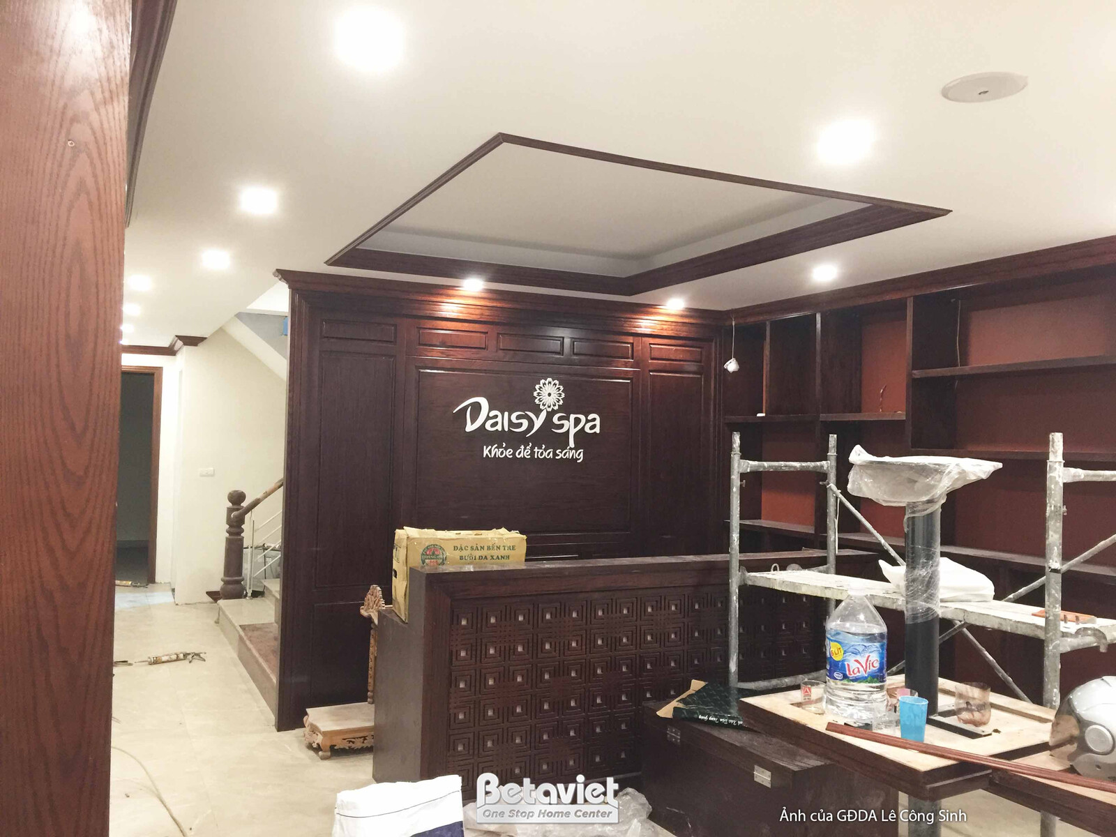 Không gian quầy lễ tân spa đang trong quá trình hoàn thiện nội thất. Bố cục nhìn thẳng vào quầy, nổi bật với vách ốp gỗ mà…