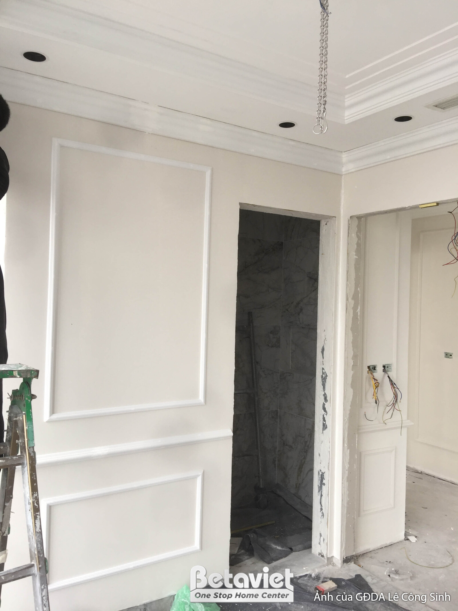 Góc phòng với tường ốp phào chỉ và trần thạch cao giật cấp. Các đường nét kiến trúc rõ ràng, tạo cảm giác sang trọng và ti…