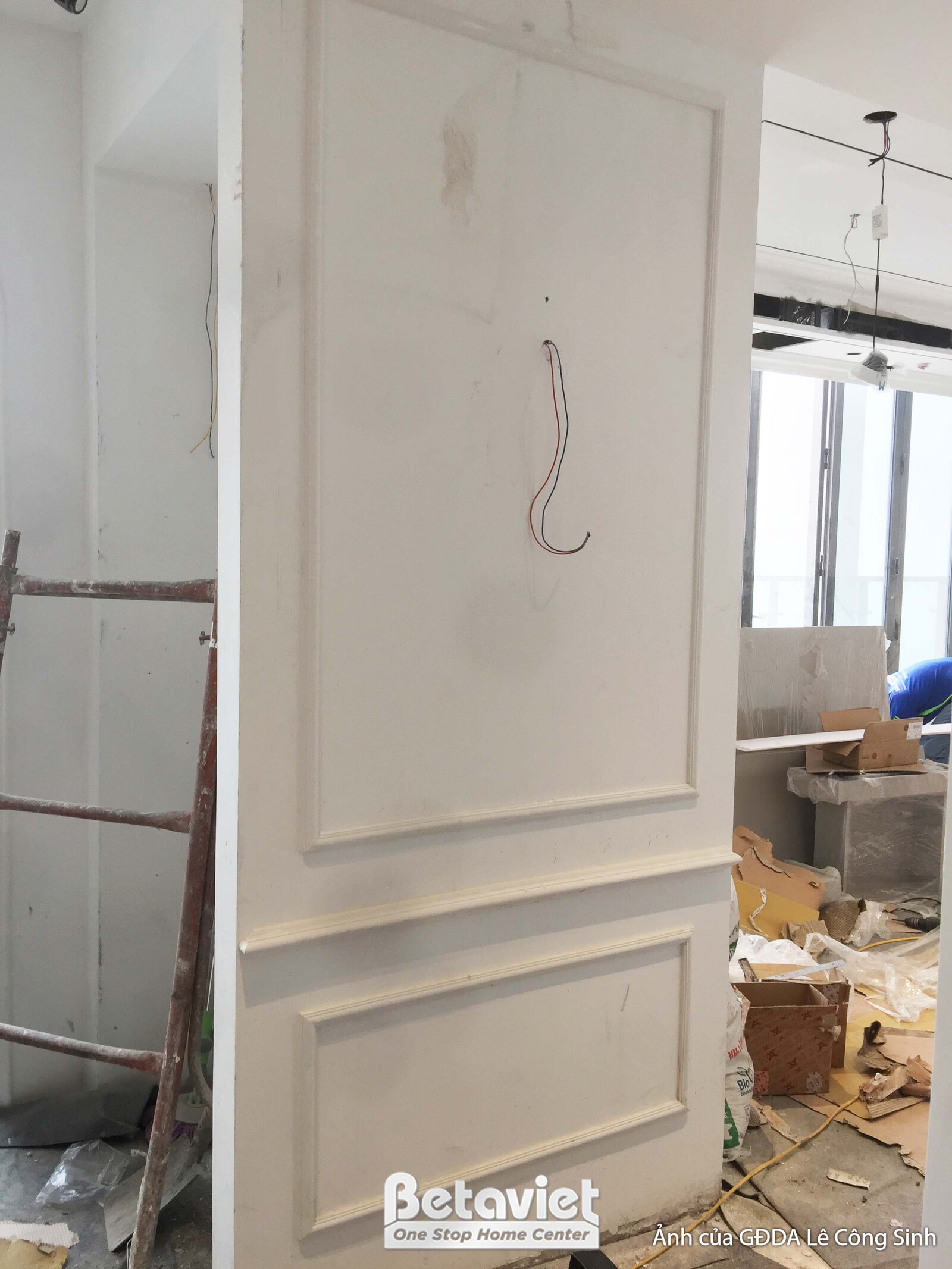 Góc tường với phào chỉ trang trí và hệ thống dây điện chờ. Các đường nét phào chỉ tạo điểm nhấn cho bức tường phẳng, mang…