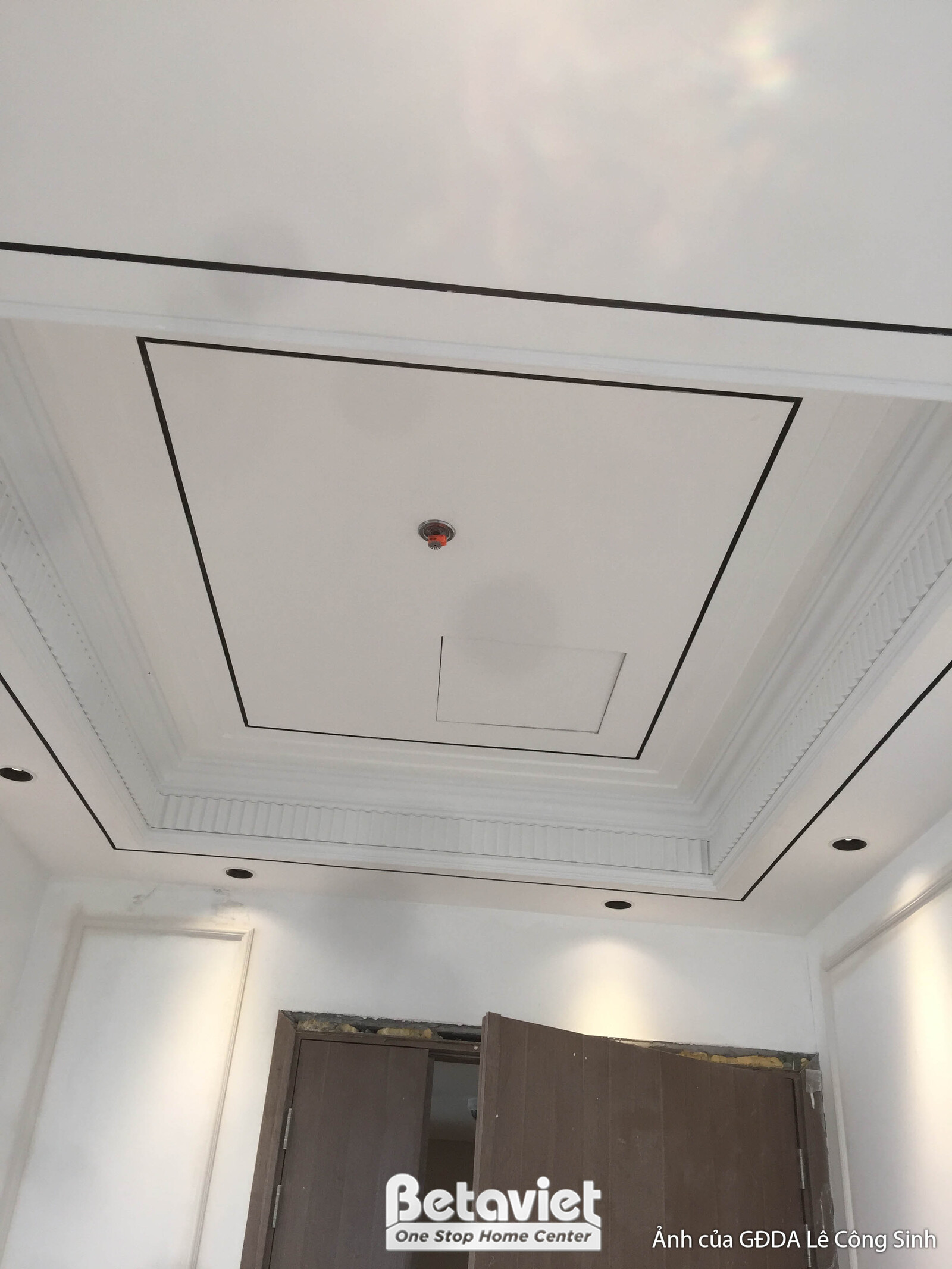 Trần thạch cao giật cấp với phào chỉ và lỗ chờ đèn. Thiết kế trần đơn giản nhưng tinh tế, tạo điểm nhấn cho không gian.
