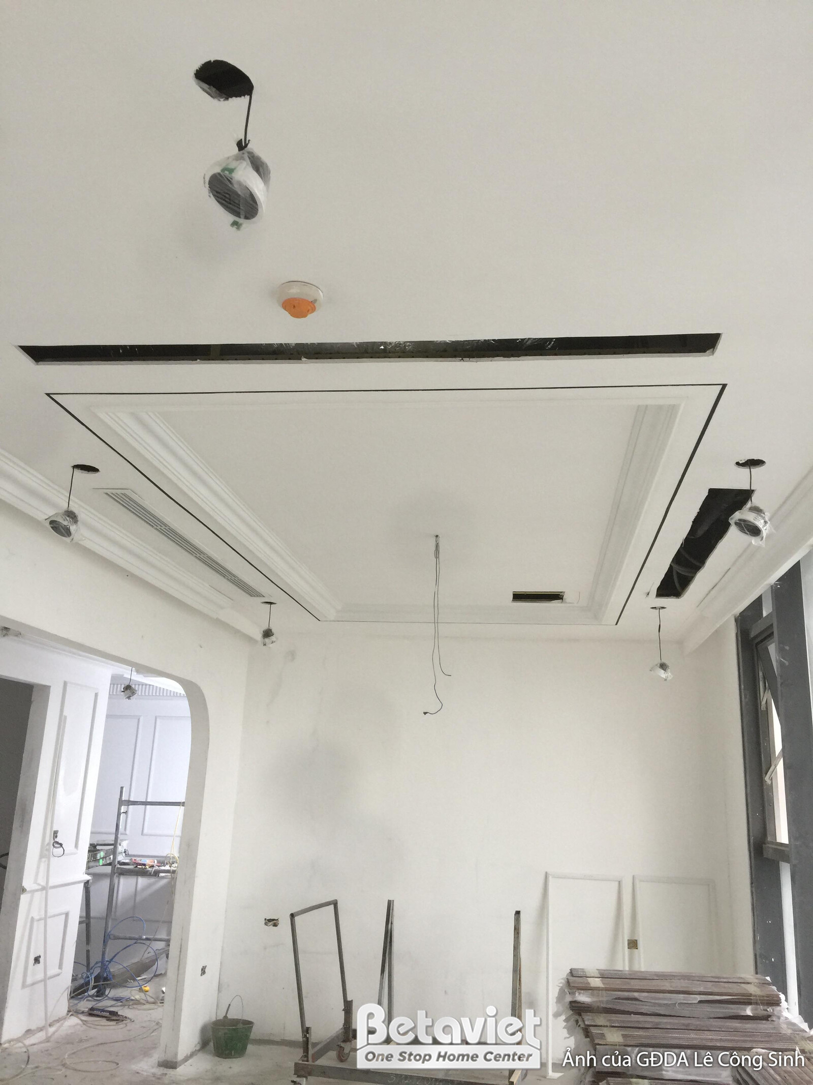 Trần thạch cao giật cấp với phào chỉ và hệ thống dây điện chờ. Bố cục hình chữ nhật tạo sự cân đối, chuẩn bị cho việc lắp…