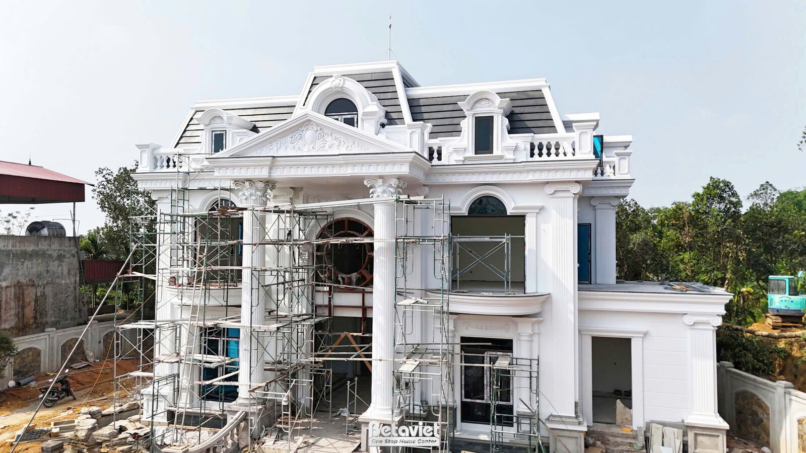 Thi công biệt thự 2 tầng tân cổ điển TC23134, giai đoạn thi công phần thô – mặt ngoài công trình