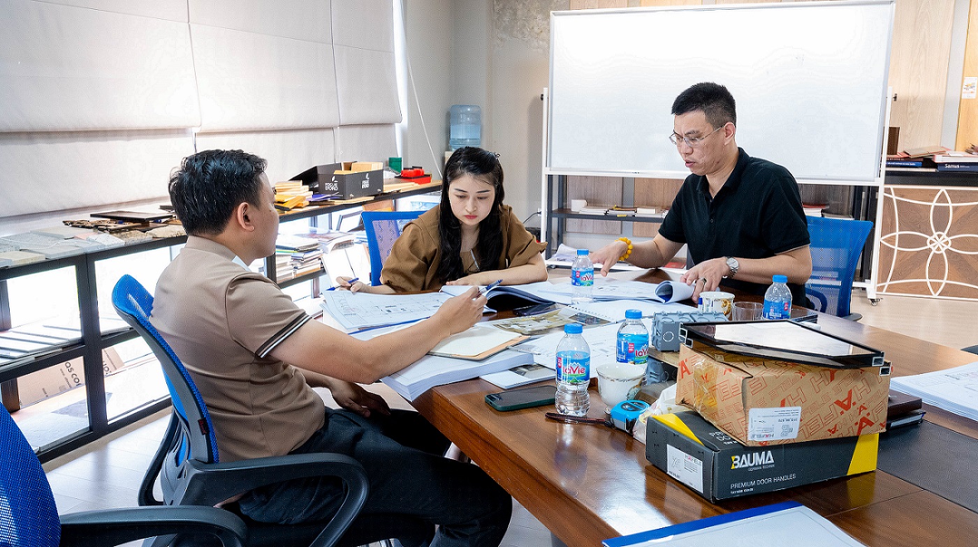 Khách hàng trao đổi và ký hợp đồng thiết kế biệt thự vườn tại Betaviet