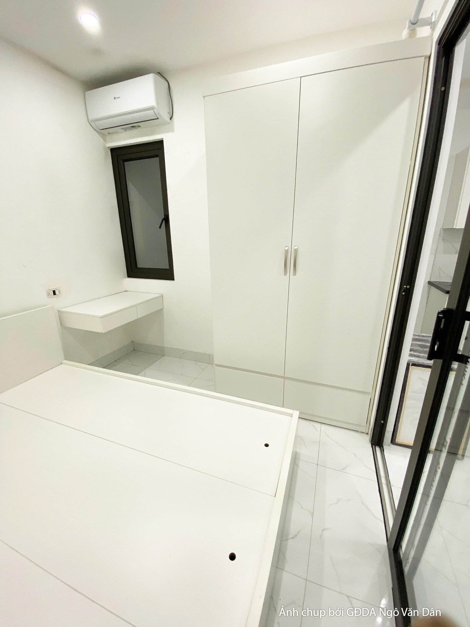 Khu vực nhà vệ sinh đã hoàn thiện với bồn cầu, lavabo và tủ gương treo tường. Tông màu trắng chủ đạo kết hợp gạch ốp tường…