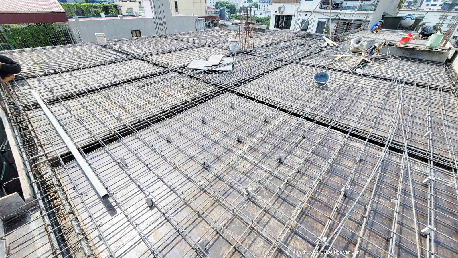Toàn cảnh phần mái của công trình nhà phố đang trong giai đoạn thi công kết cấu. Bố cục rộng cho thấy hệ thống cốt thép sà…