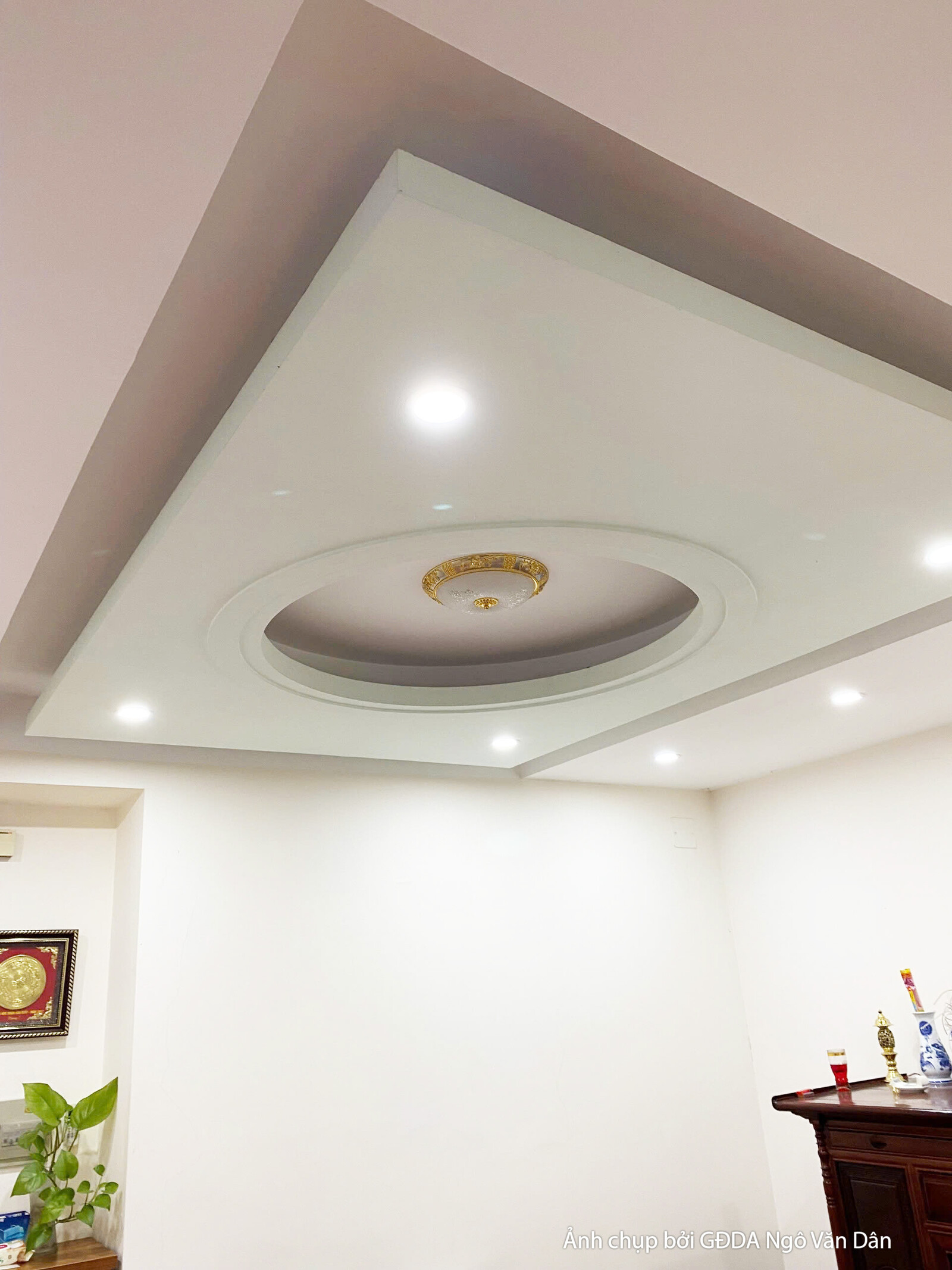Không gian nội thất đã hoàn thiện phần trần và tường, mang phong cách hiện đại. Bố cục từ góc nhìn ngang cho thấy trần thạ…