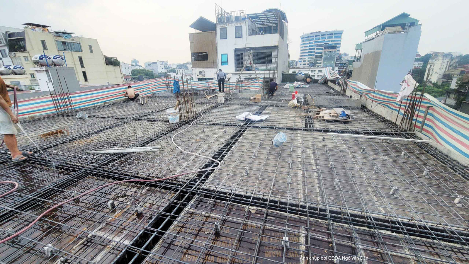 Góc nhìn tổng thể phần mái của công trình nhà phố 7 tầng trong quá trình thi công phần thô. Bố cục cho thấy sự rộng lớn củ…