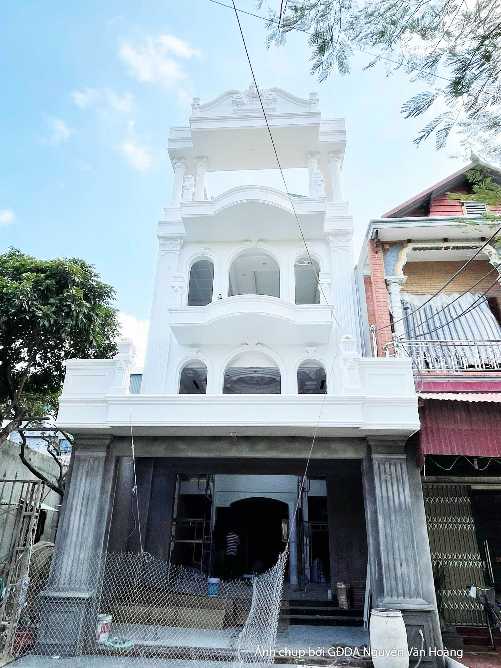 Mặt tiền nhà phố 4 tầng đang trong giai đoạn thi công phần thô, đã hoàn thiện khung kết cấu bê tông cốt thép và tường bao…
