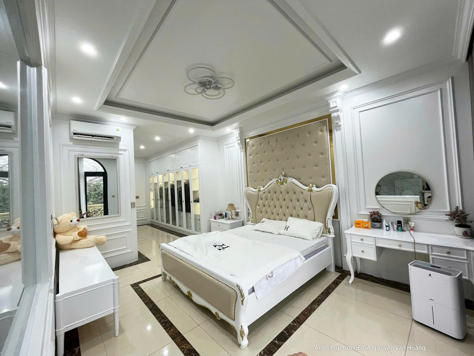 Phòng ngủ master đã hoàn thiện với giường lớn bọc nệm đầu giường cao cấp màu kem. Tủ quần áo âm tường màu trắng, bàn trang…