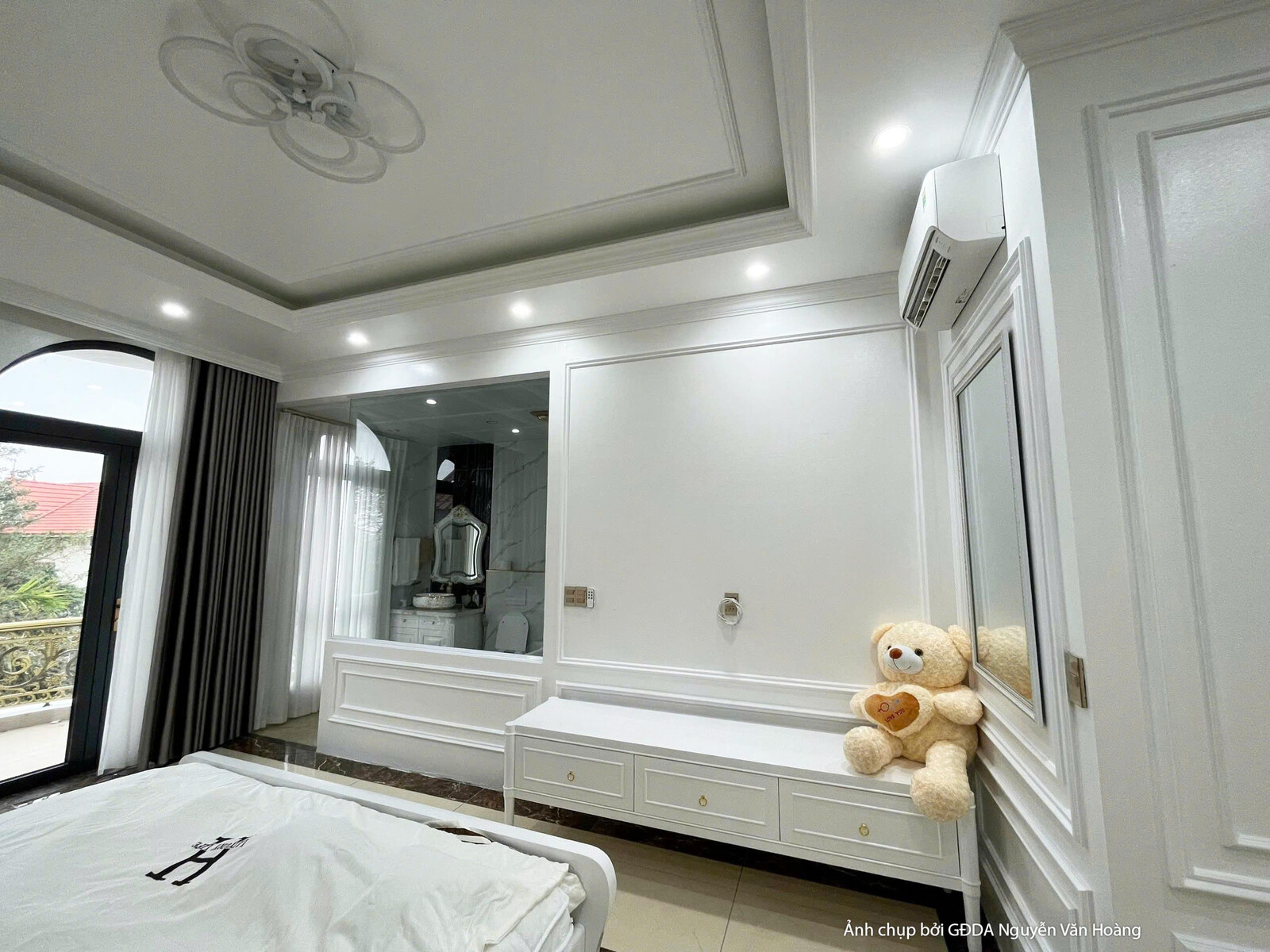 Phòng ngủ đã hoàn thiện, nổi bật với giường lớn và tủ quần áo âm tường màu trắng. Cửa sổ lớn đón ánh sáng tự nhiên, rèm cử…