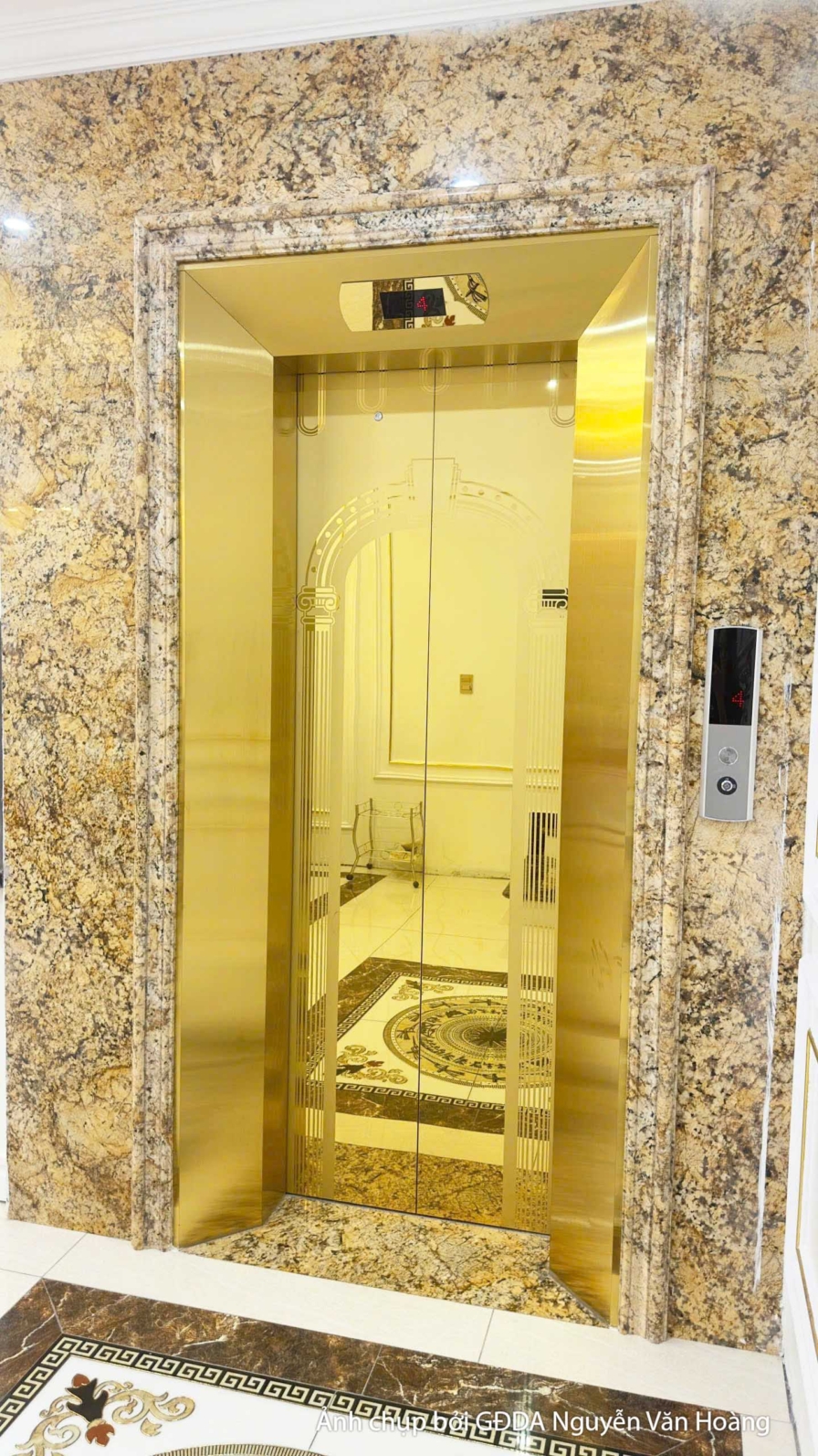Thang máy hiện đại với nội thất bên trong được ốp đá vân vàng sang trọng, tạo cảm giác đẳng cấp. Cửa thang máy màu vàng đồ…