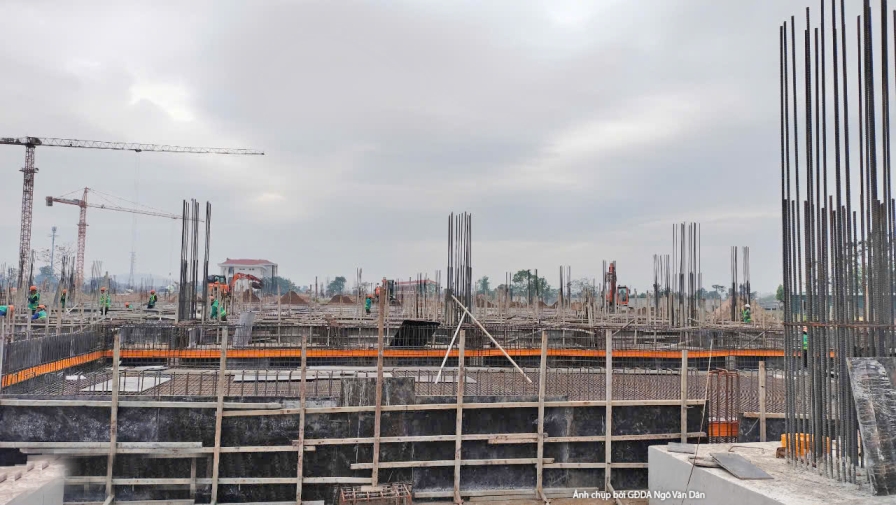 Khung cảnh công trường với nhiều cột thép chờ đã được dựng lên, cùng với hệ thống dầm và sàn đang trong quá trình lắp dựng…