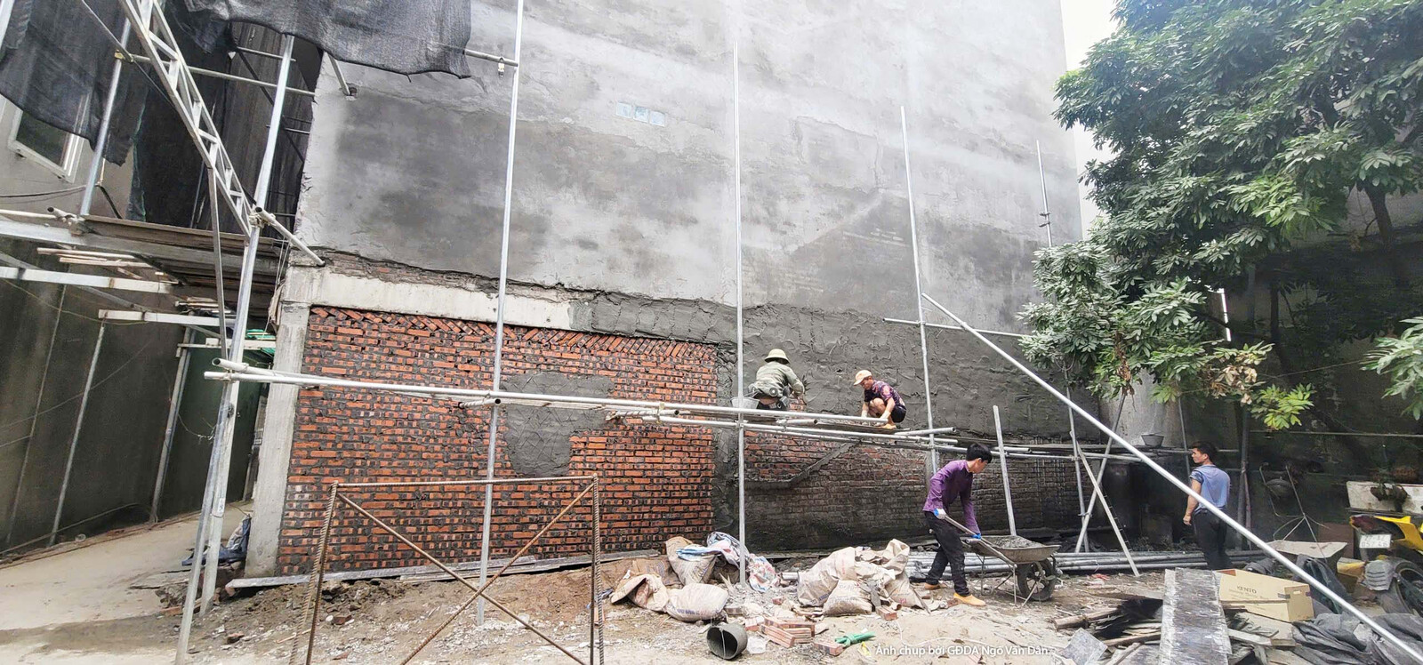 Công trình chung cư đang được bao phủ bởi lưới che chắn màu đen, cho thấy sự chuyên nghiệp trong quản lý công trường. Một…
