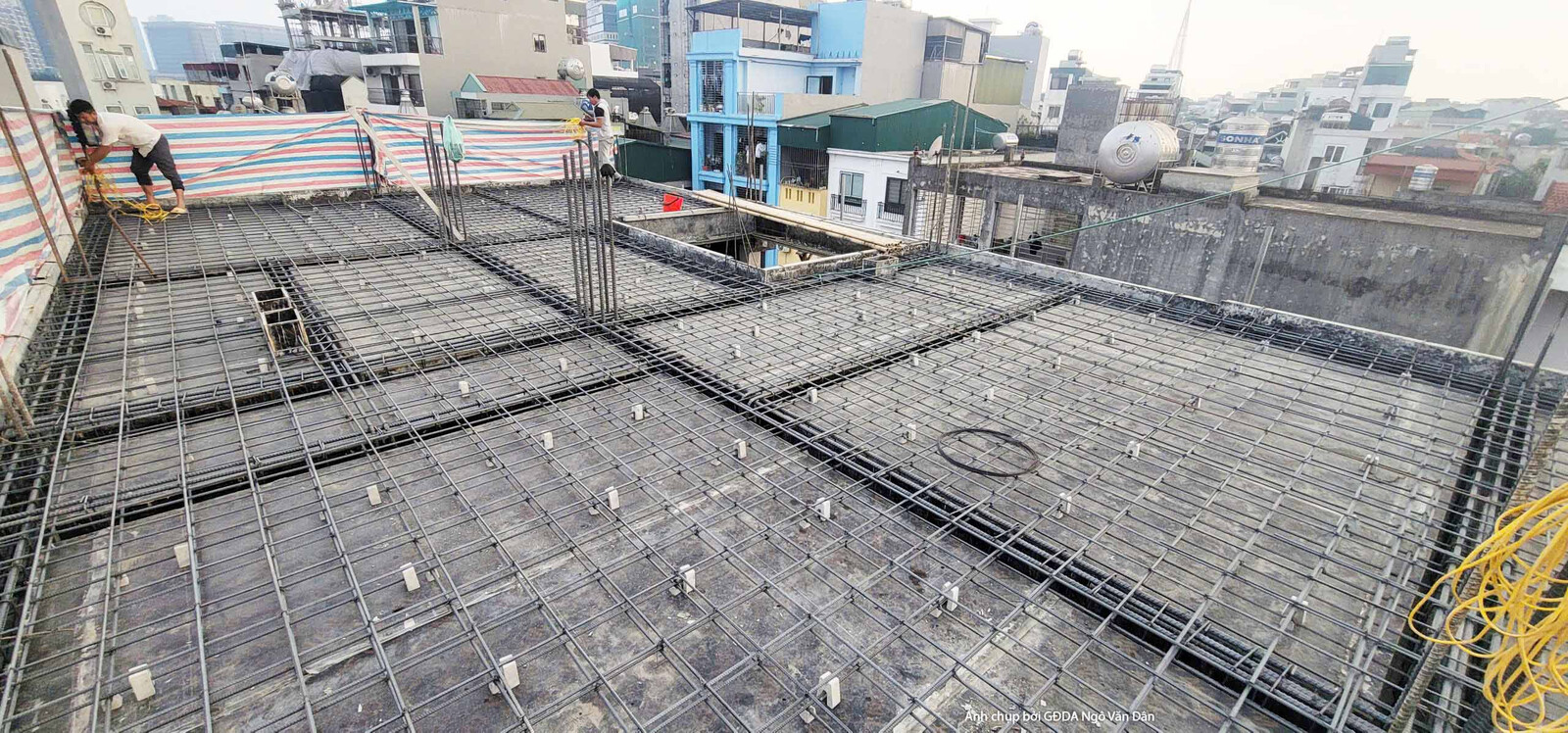 Cận cảnh sàn bê tông cốt thép đang trong quá trình thi công, với hệ thống lưới thép được bố trí dày đặc và chắc chắn. Đây…