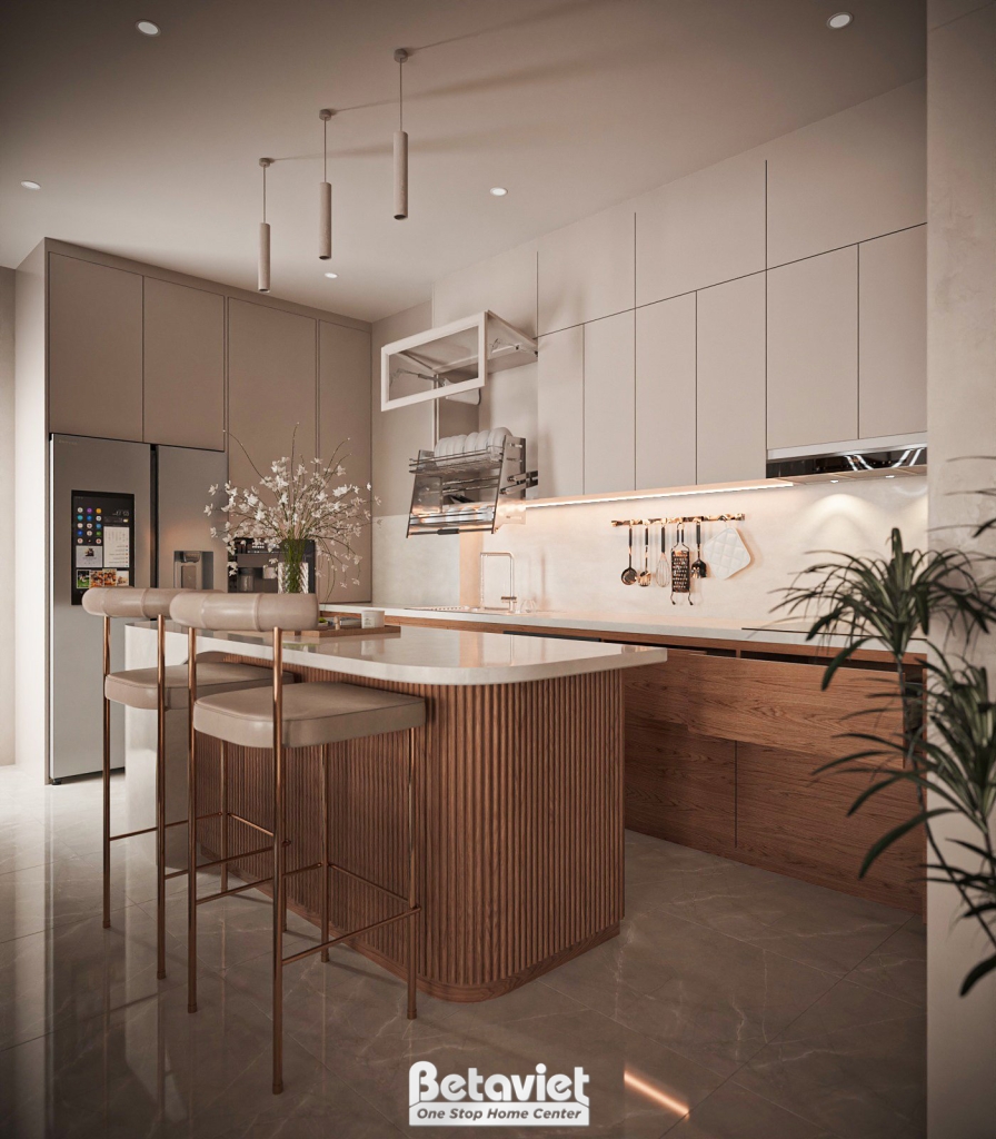 Cận cảnh đảo bếp mặt đá trắng vân mây bo cong, thân tủ ốp gỗ nan dọc, ghế bar cao bọc nệm, phía sau là tủ lạnh và hệ tủ bế…