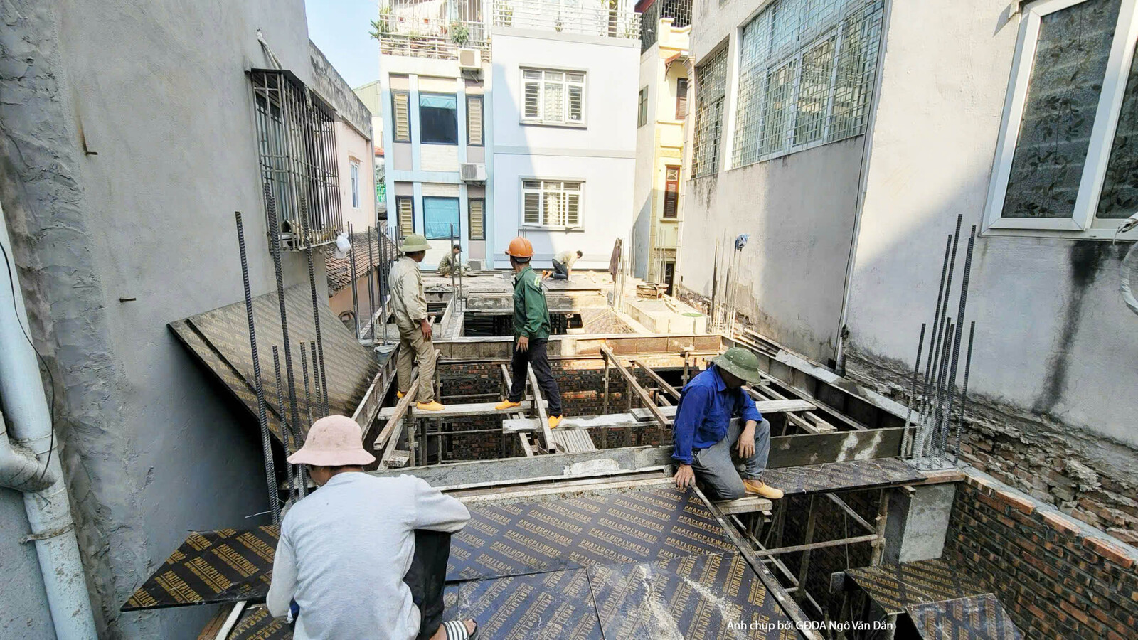 Công trường thi công phần thô, nhìn từ trên cao xuống khu vực sàn tầng. Các công nhân đang hàn sắt thép, chuẩn bị cho việc…