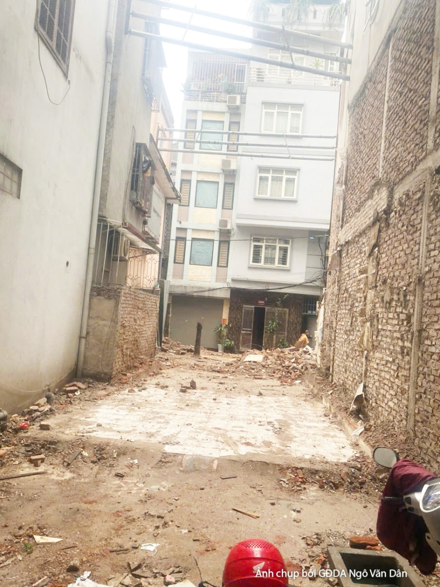 Khung cảnh công trường thi công phần thô, nhìn từ trên cao xuống khu vực móng và các tầng thấp. Các cột thép và dầm đang đ…