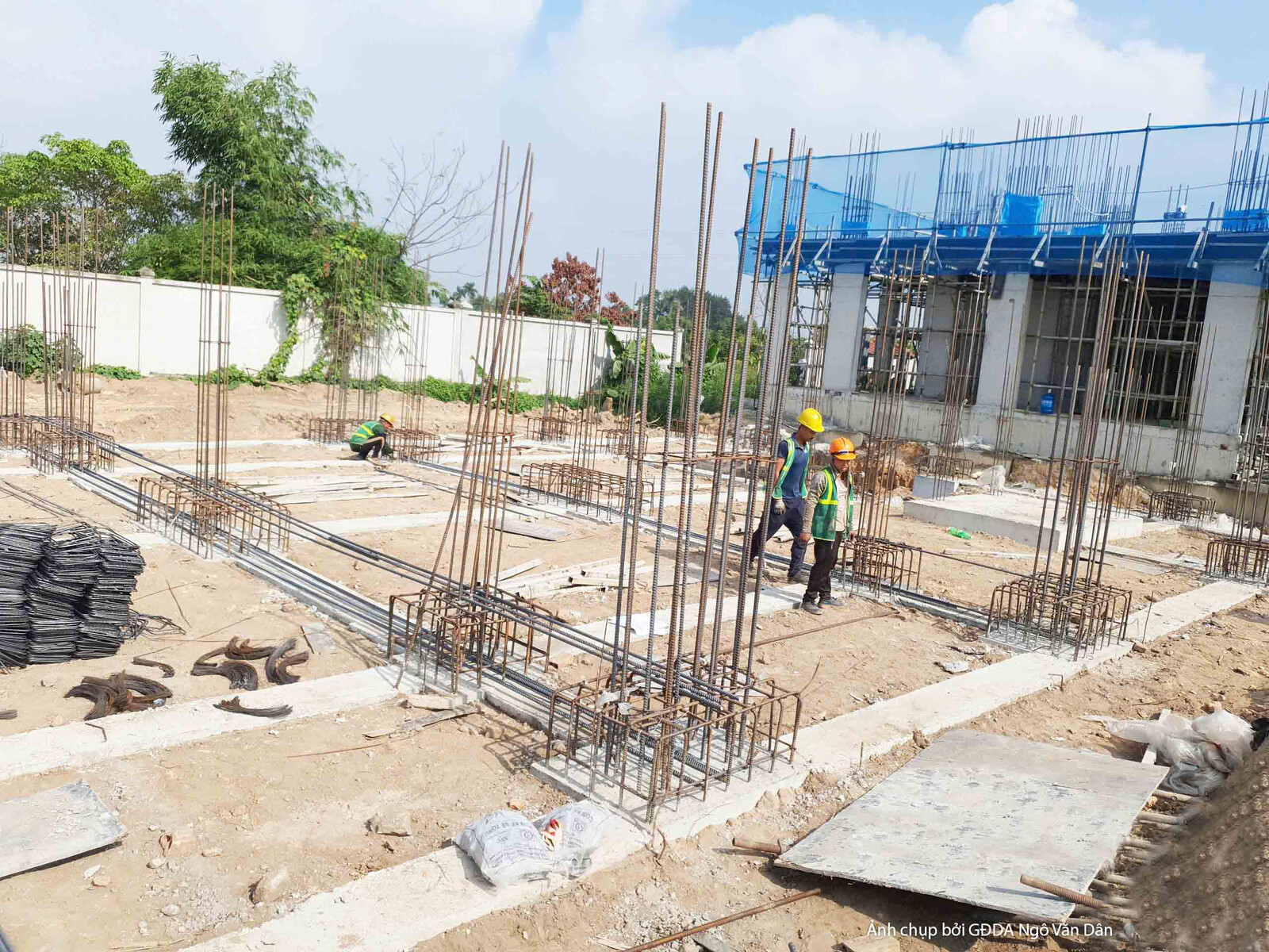 Cận cảnh khu vực thi công cốt thép cho dầm và sàn. Công nhân đang tỉ mỉ buộc thép, chuẩn bị cho công đoạn đổ bê tông. Vật…