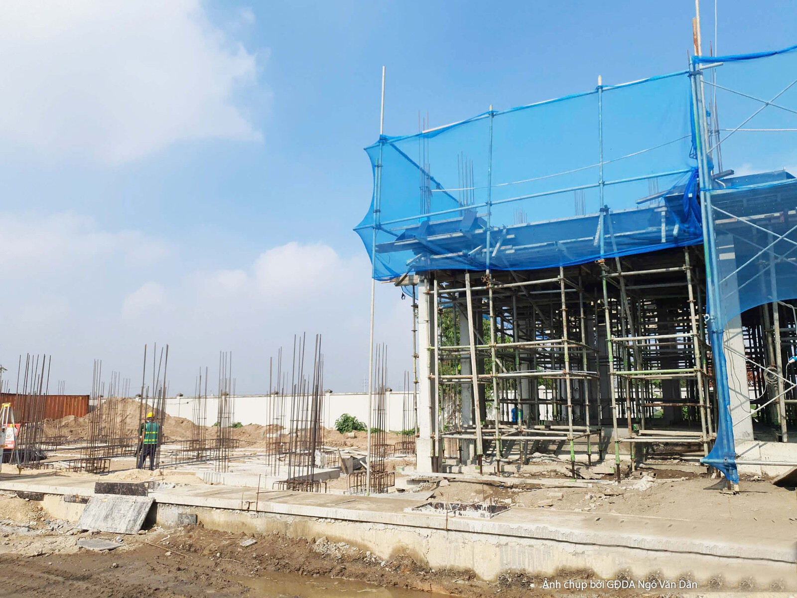 Toàn cảnh công trình từ một góc khác, cho thấy quy mô lớn của giảng đường và canteen. Các cột bê tông cốt thép vươn cao, m…