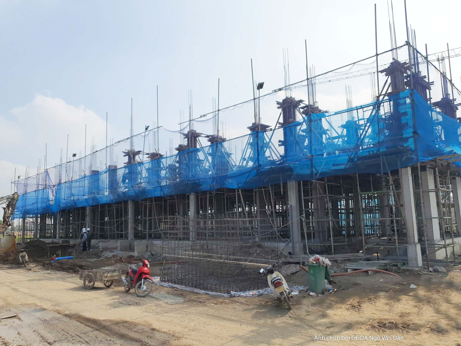Góc nhìn rộng hơn về công trình đang thi công phần thô. Các tầng đã bắt đầu hình thành với hệ cột và dầm bê tông, được che…