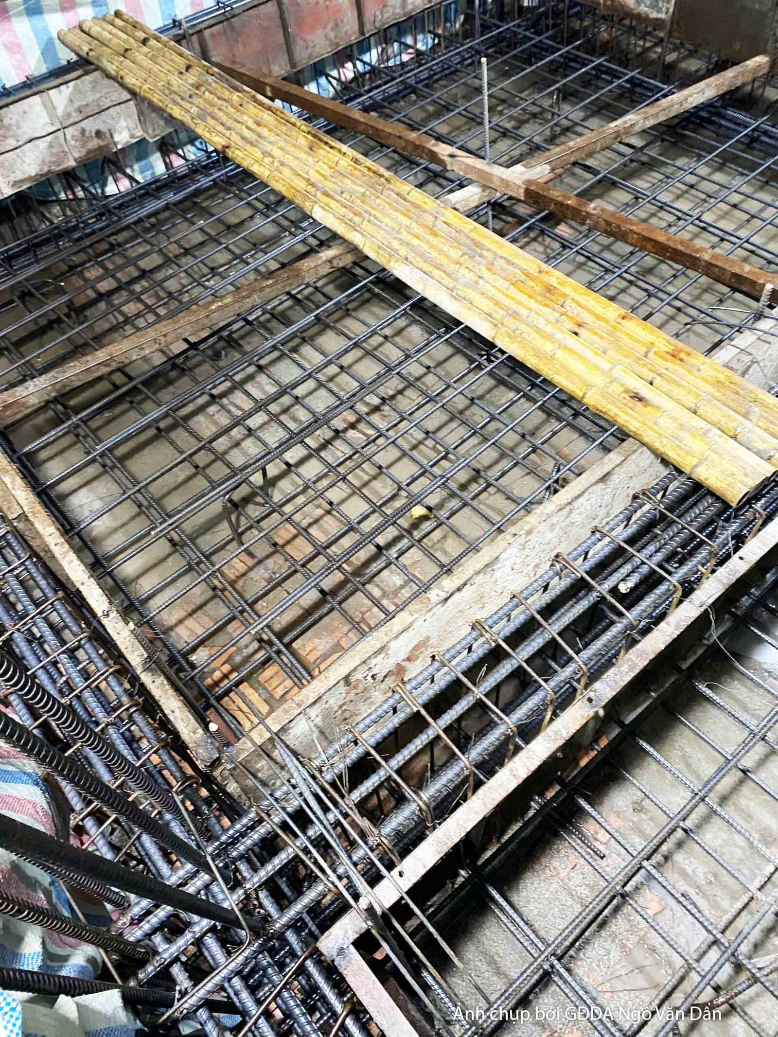 Cận cảnh hệ thống cốt thép sàn đang được lắp đặt, chuẩn bị cho công đoạn đổ bê tông. Các thanh thép được đan xen chắc chắn…