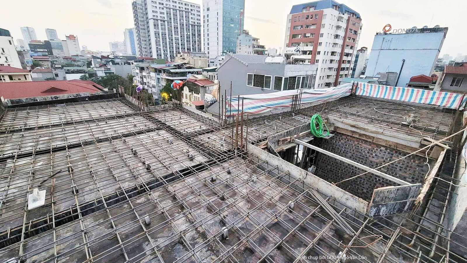 Sàn bê tông cốt thép đang trong giai đoạn thi công, với lưới thép được bố trí đều đặn và hệ thống ống chờ. Các công nhân đ…