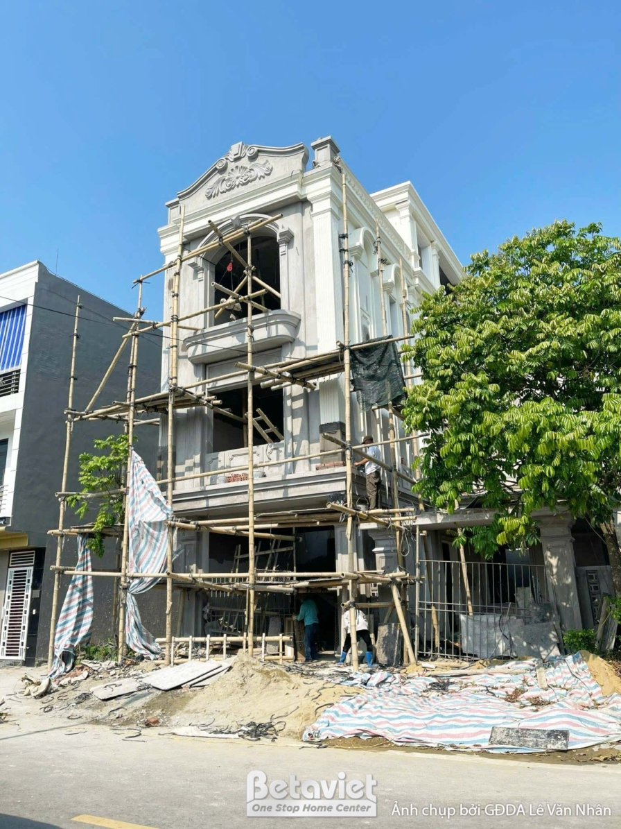 Toàn cảnh nhà phố 3 tầng tân cổ điển từ xa, đang trong quá trình thi công phần thô. Mặt tiền công trình nổi bật với các đư…