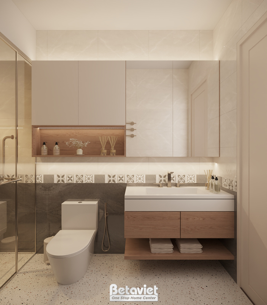 Phòng tắm nhìn về phía bồn cầu và buồng tắm đứng, mảng tường ốp gỗ có kệ trang trí tinh dầu, gương lớn phản chiếu không gi…