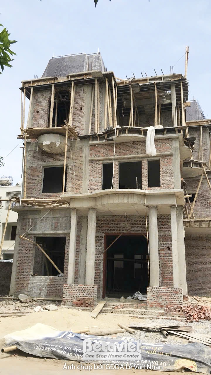 Thi công biệt thự 3 tầng tân cổ điển TC24985, giai đoạn thi công phần thô – mặt ngoài công trình