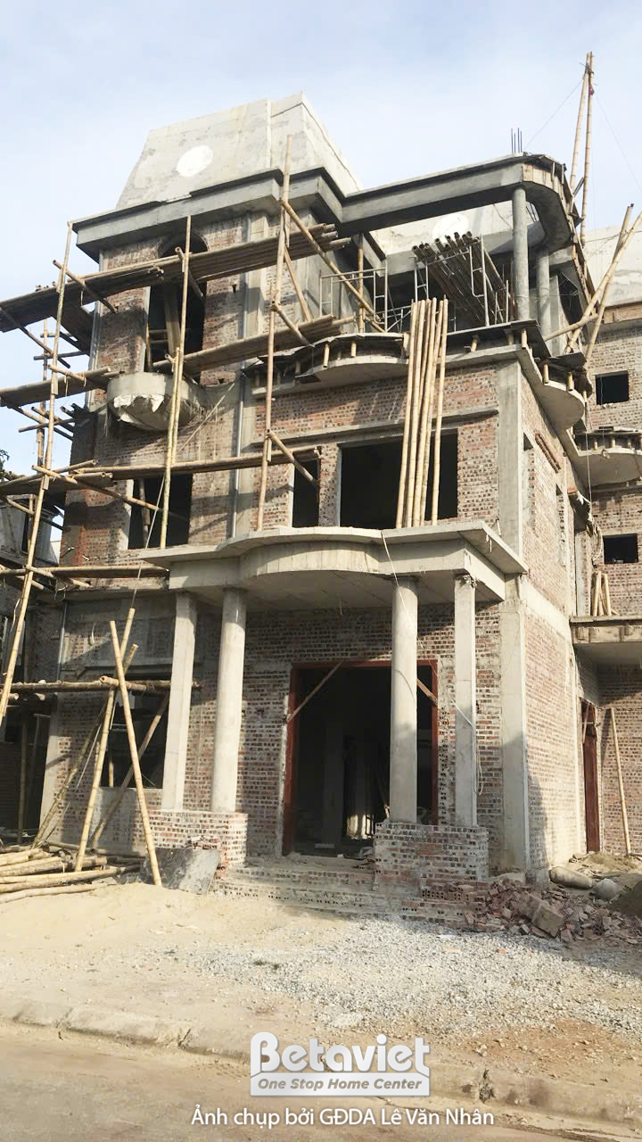 Thi công biệt thự 3 tầng tân cổ điển TC24985, giai đoạn thi công phần thô – mặt ngoài công trình (2)