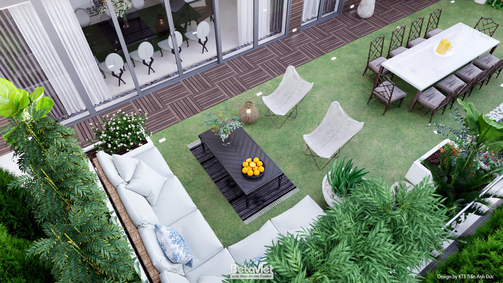 Sân thượng ngoài trời nhìn từ trên cao, sàn gỗ và thảm cỏ nhân tạo xen kẽ, bộ sofa trắng ngoài trời, bàn trà đen, chậu cây…