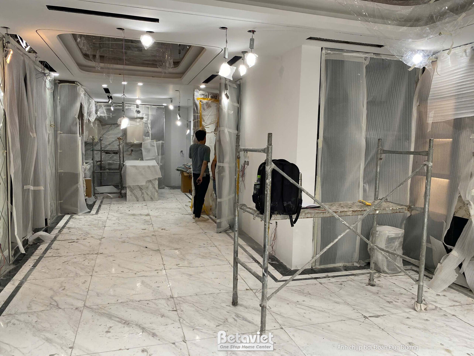 Thi công biệt thự TC24810, giai đoạn lắp đặt hoàn thiện – hành lang (2)