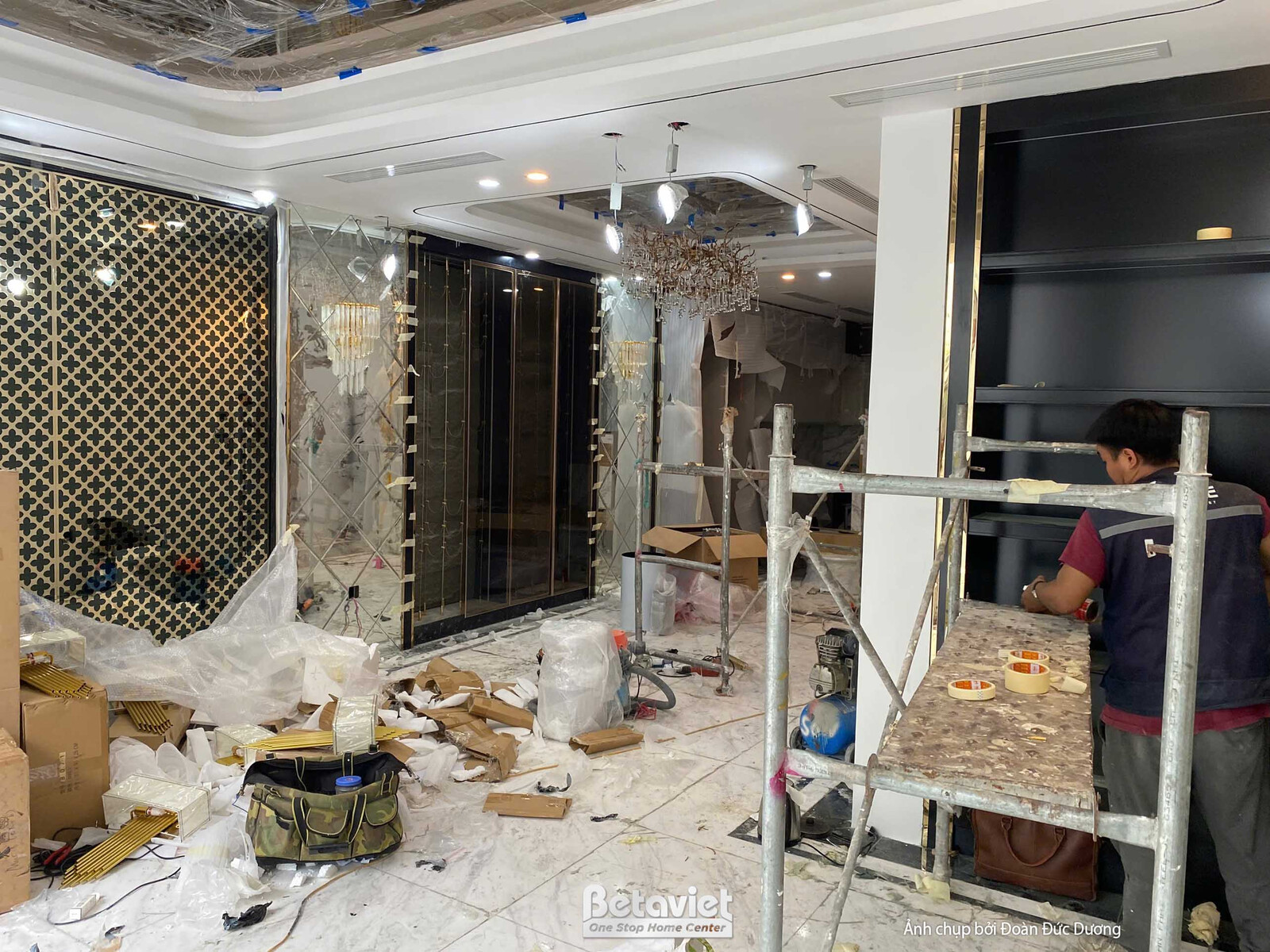 Thi công biệt thự TC24810, giai đoạn lắp đặt hoàn thiện – phòng khách (2)
