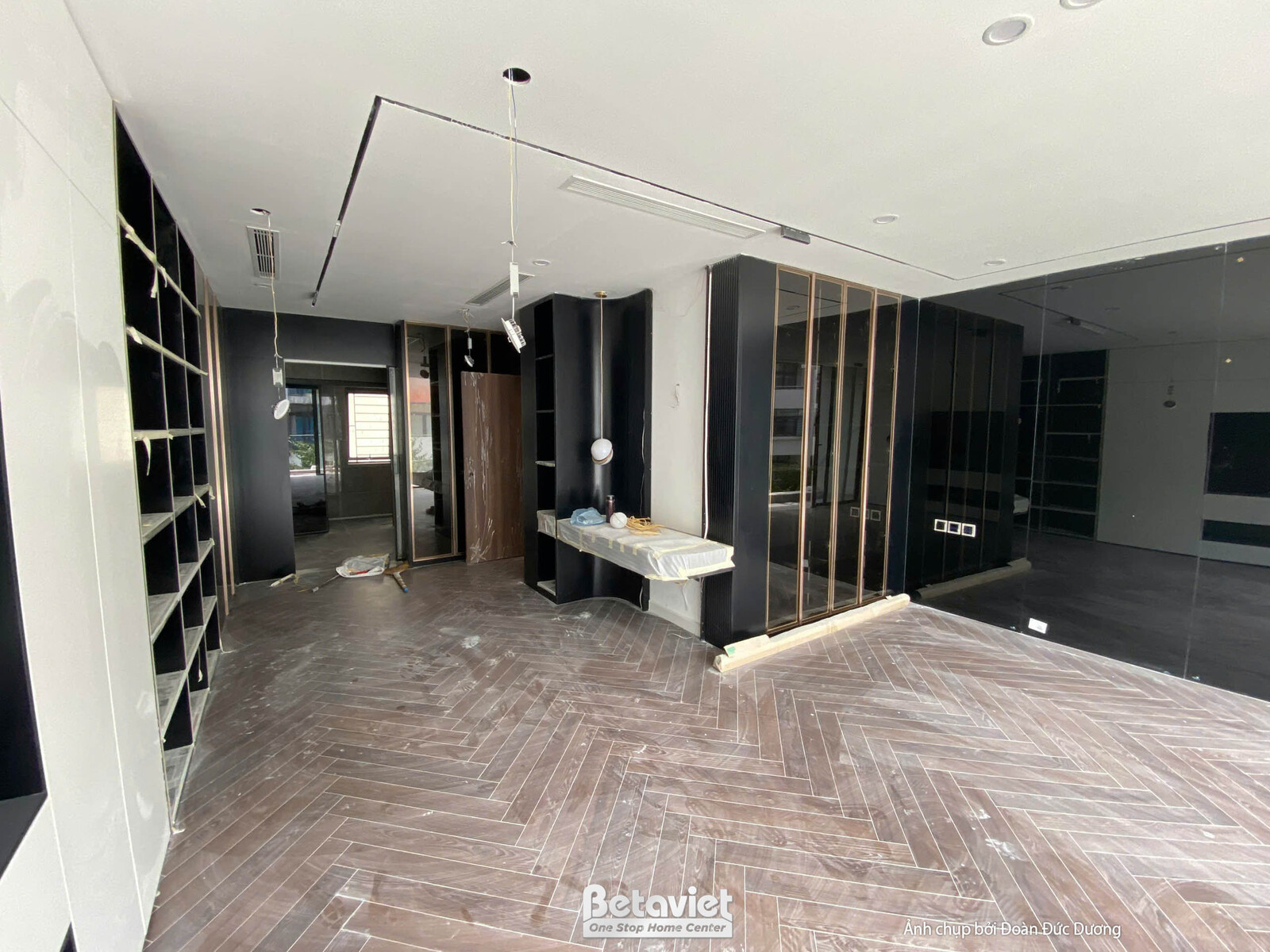 Thi công biệt thự TC24810, giai đoạn lắp đặt hoàn thiện – hành lang