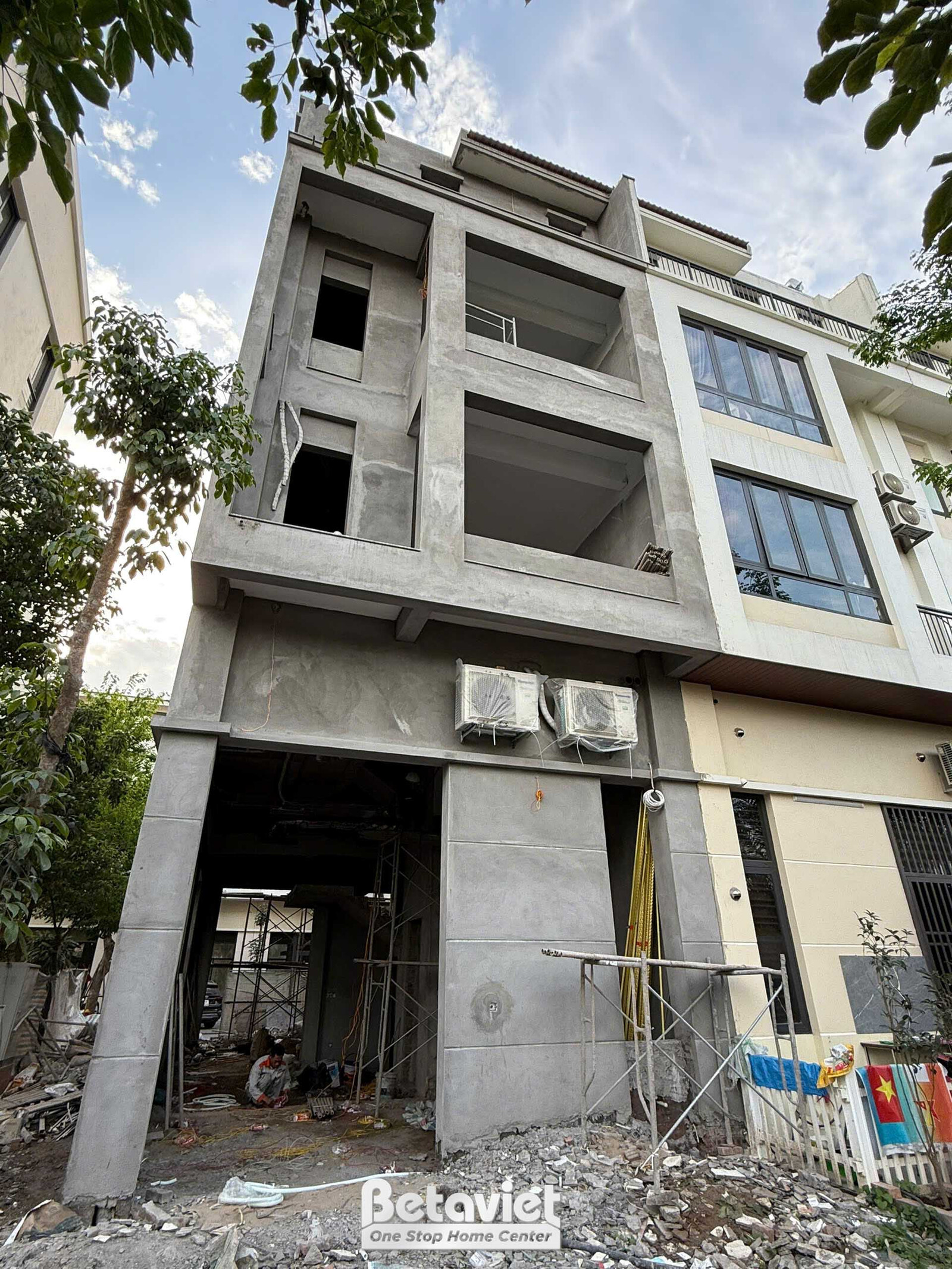 Ngoại thất nhà liền kề TC8001440 đang trong giai đoạn phần thô, nhìn từ góc thấp lên. Công trình có 4 tầng với kiến trúc h…