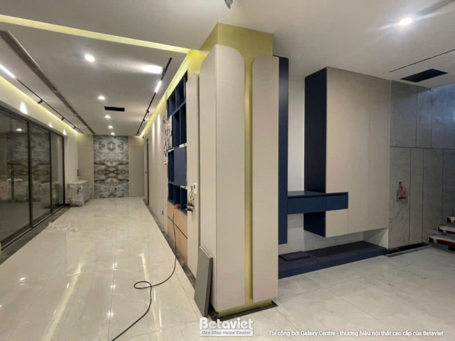 Thi công biệt thự hiện đại TC25918, giai đoạn lắp đặt hoàn thiện – hành lang
