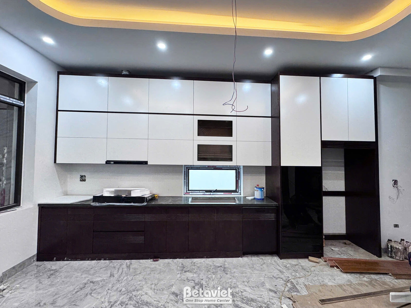 Thi công biệt thự 2 tầng hiện đại TC2009042, giai đoạn lắp đặt hoàn thiện – phòng bếp và phòng ăn