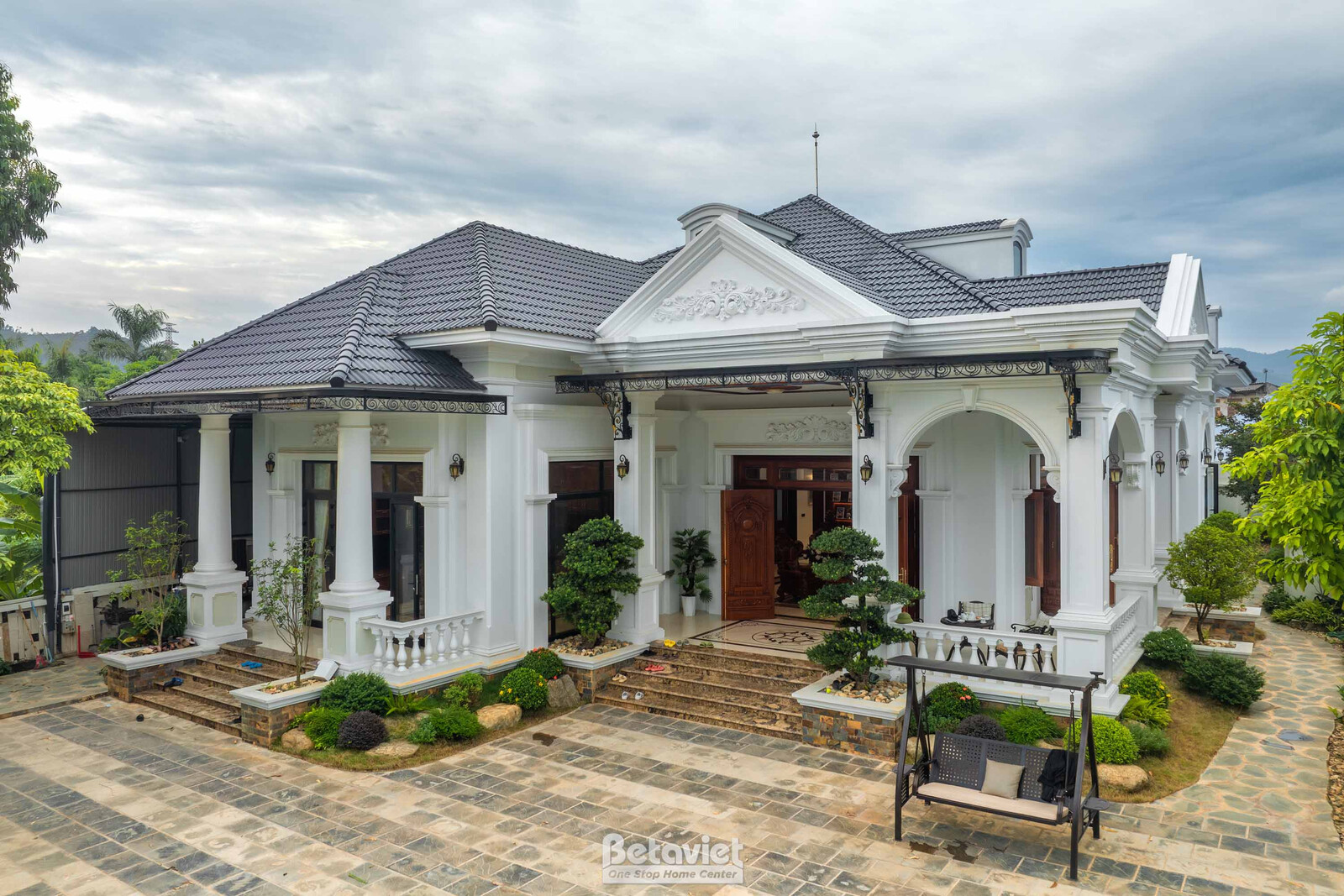 Thi công biệt thự 1 tầng tân cổ điển TC2003539, giai đoạn hoàn thành – mặt ngoài công trình