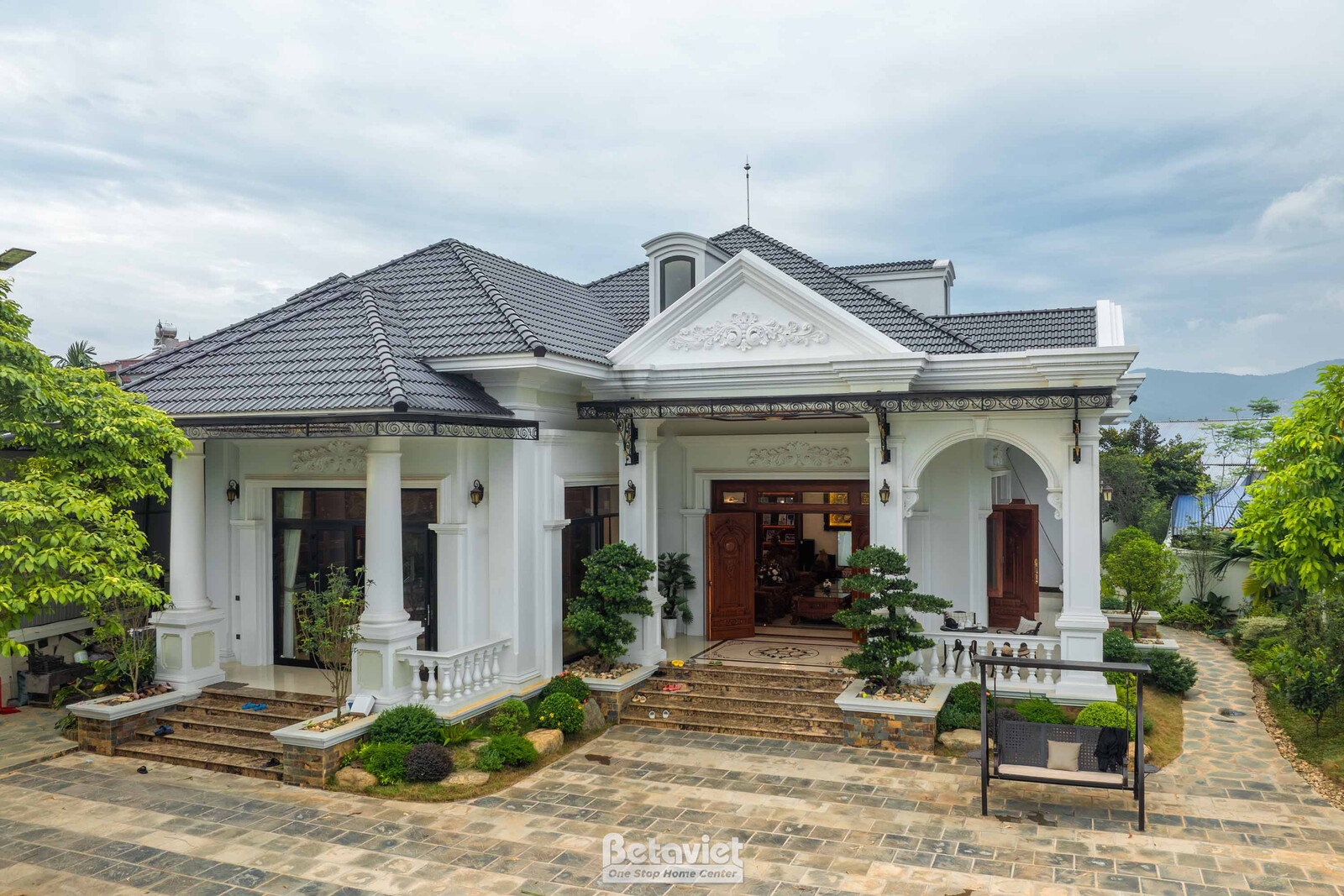 Thi công biệt thự 1 tầng tân cổ điển TC2003539, giai đoạn hoàn thành – mặt ngoài công trình (2)
