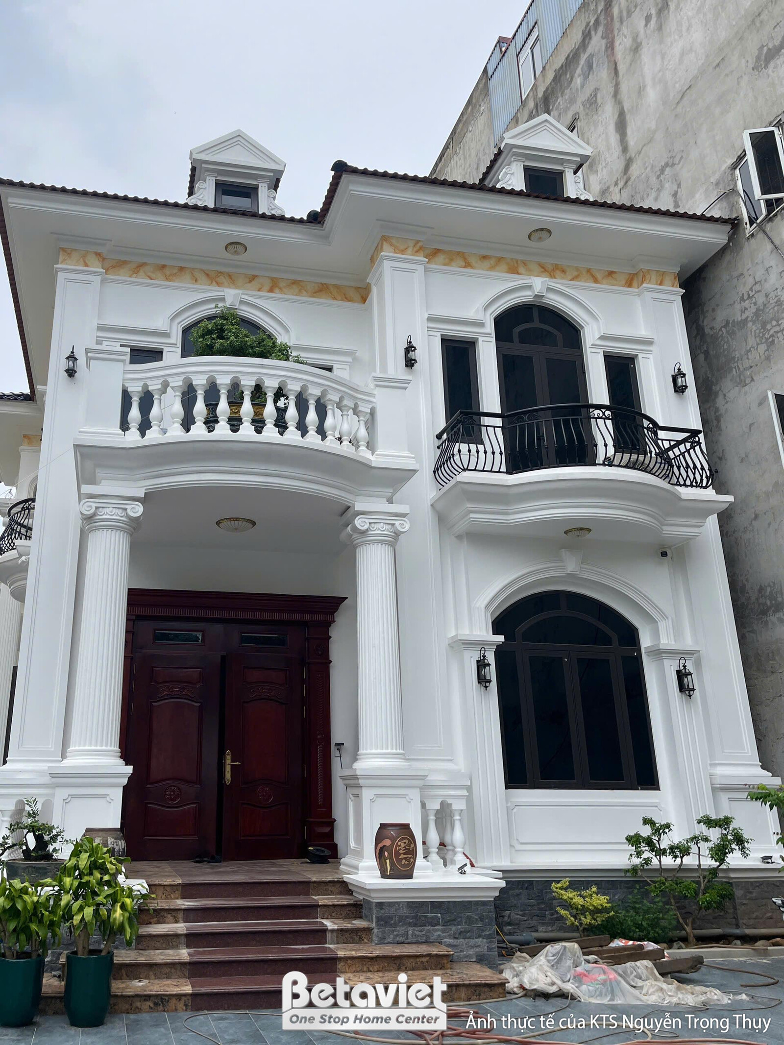 Thi công biệt thự 2 tầng tân cổ điển TC2600101, giai đoạn hoàn thành – mặt ngoài công trình