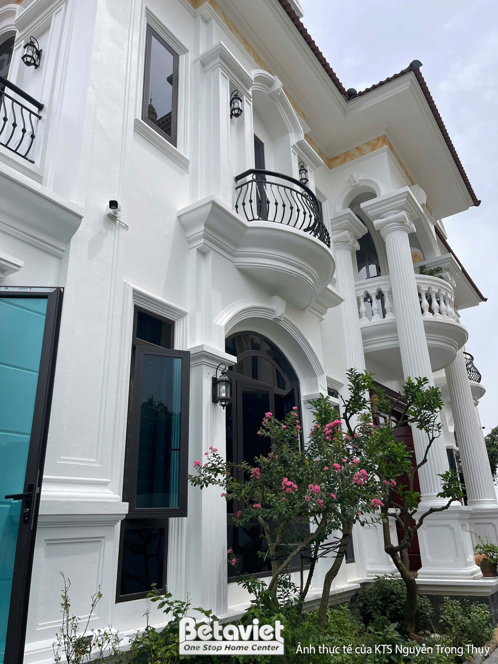 Thi công biệt thự 2 tầng tân cổ điển TC2600101, giai đoạn hoàn thành – mặt ngoài công trình (5)