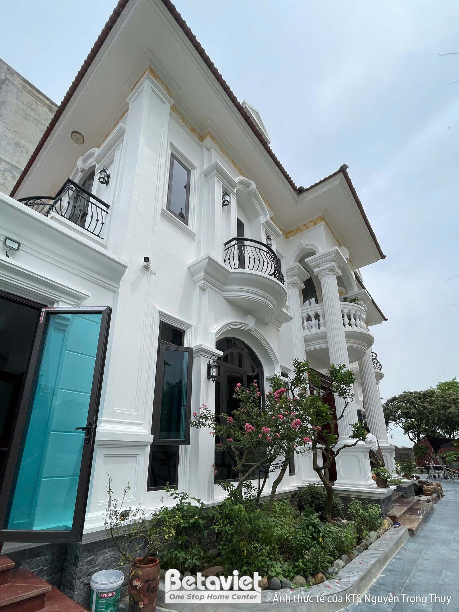 Thi công biệt thự 2 tầng tân cổ điển TC2600101, giai đoạn hoàn thành – mặt ngoài công trình (9)