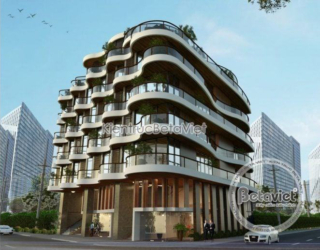 Phối cảnh góc nghiêng hướng vào khu sảnh và mặt tiền kinh doanh tầng trệt, hệ cửa kính lớn cùng lam gỗ dọc, cây xanh bố tr…
